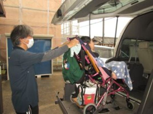 利用者を乗せる場面