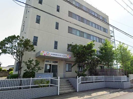 外観の施設建物  