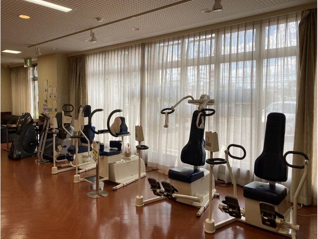 機能訓練室の器具 機能訓練室   自然光が降り注ぐ明るい機能訓練室です。運動器具が充実しており、快適なトレーニングが可能です。
