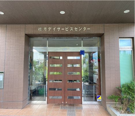 施設のエントランス