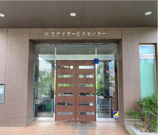 施設のエントランス