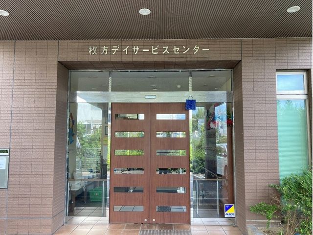 施設のエントランス エントランス 広々とした玄関部は、明るく開放的でしっかりとした作りです。訪問者を温かく迎え入れる雰囲気です。