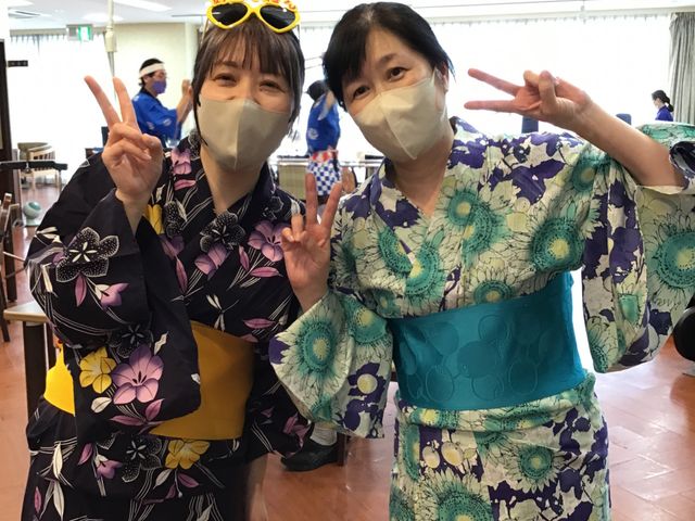 楽しいイベントの様子 多目的室 華やかな浴衣を着たスタッフが笑顔で和やかに過ごしています。イベントが盛り上がっている様子です。