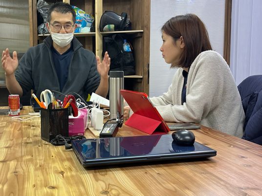 打ち合わせ中の会議テーブル  