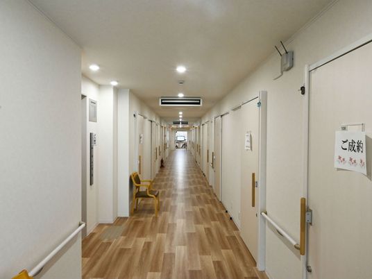 手すり付きの長い廊下  