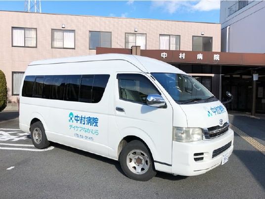 送迎車と病院の外観  