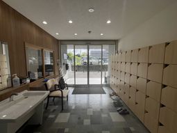 明るく整然とした入口