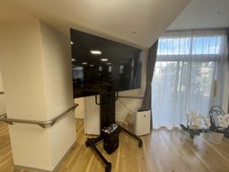 大きなテレビがあるラウンジ