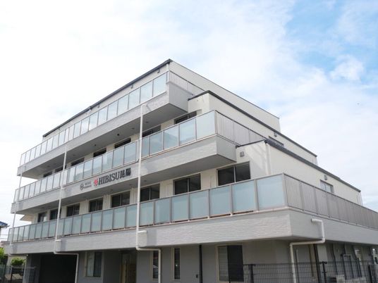 4階建ての建物外観  