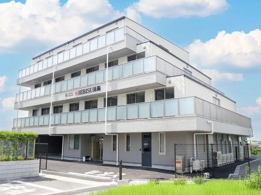 白い外観の建物  