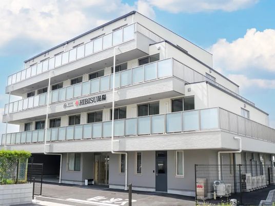 白い建物の外観  