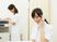 電話対応中の職員