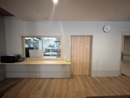 木製の床とドアがあるラウンジ
