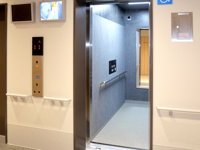 車椅子対応のエレベーター エレベーター 広々としたスペースで、車椅子でも安心して利用できる作りになっています。安全面も考慮されています。