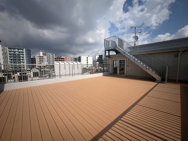 広々とした屋上テラス テラス 見晴らしの良い屋上で、リフレッシュするのに最適な場所です。都市の景色を一望できます。