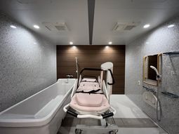 浴槽と設備のある部屋
