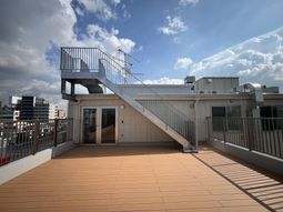 広い空のテラス