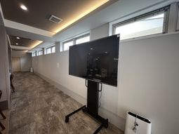 テレビが設置された廊下