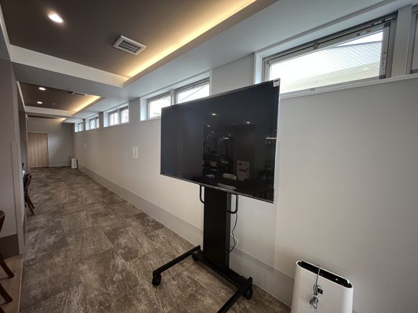 テレビが設置された廊下
