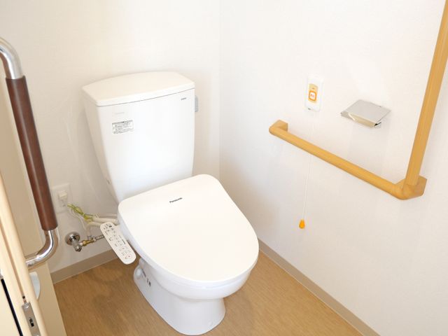 安全な空間のトイレ トイレ 手すりが設置されている使いやすいトイレです。安心してご利用いただけます。