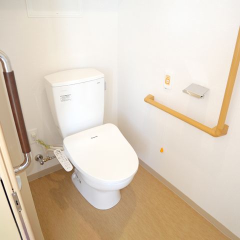 安全な空間のトイレ トイレ 手すりが設置されている使いやすいトイレです。安心してご利用いただけます。