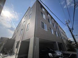車も停められる建物外観