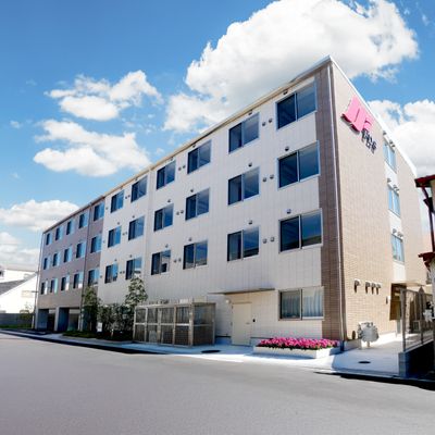 明るい外観の建物