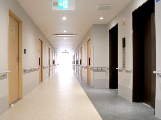 長い廊下 廊下 両側に手すりが設置され、安全に移動できる広々とした廊下です。