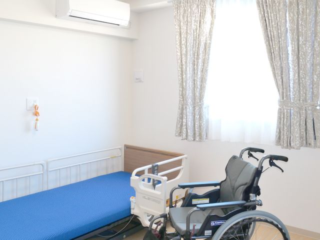 快適な居室の風景 居室 自然光が差し込む居室は、快適で使いやすい空間です。ベッドと車椅子も設置されています。
