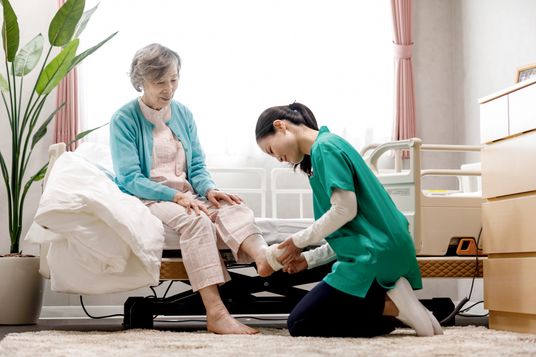 優しい介助風景の居室