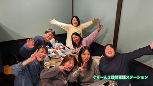 食事を楽しむスタッフの集まり  