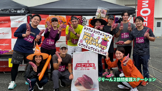 屋外で集合する笑顔の人たち  
