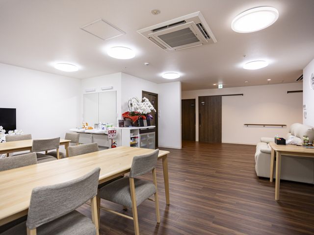 広々としたラウンジ ラウンジ 広々とした明るいスペースで、くつろぎながら楽しい時間を過ごせます。