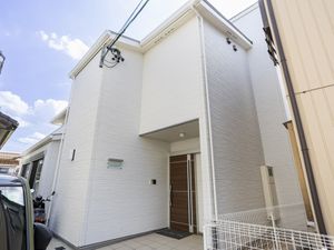 白い外観の建物