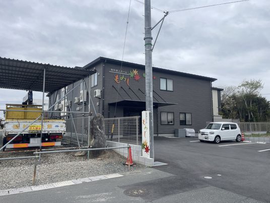 落ち着いた色合いの外観