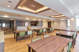 明るい空間の食堂