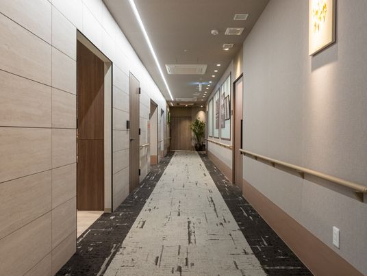 落ち着いた雰囲気の廊下