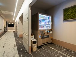 明るい廊下の飲み物コーナー