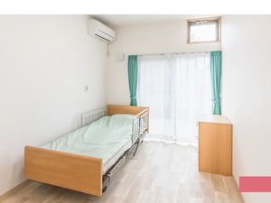 明るい個室の居室  