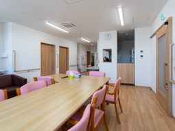 明るいテーブルのある部屋
