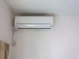 壁に取り付けられた空調