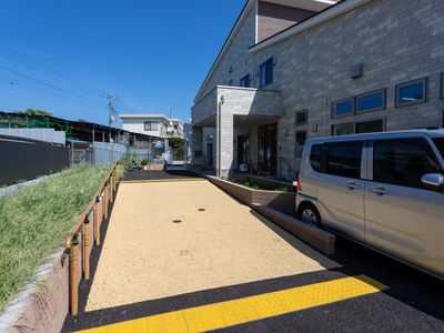 駐車場と建物の外観