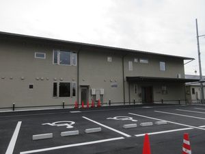 建物外観と駐車場  