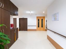 明るい廊下とエレベーター  