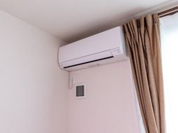 壁掛けエアコンのある室内  