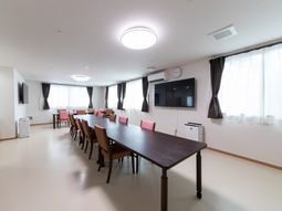 明るい食堂のテーブル席  