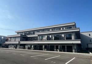 モダンな施設の外観