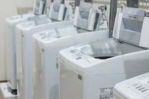 洗濯機が並ぶコインランドリー
