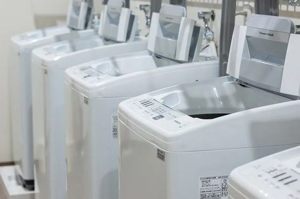 洗濯機が並ぶコインランドリー