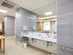 明るい食堂の洗面台  